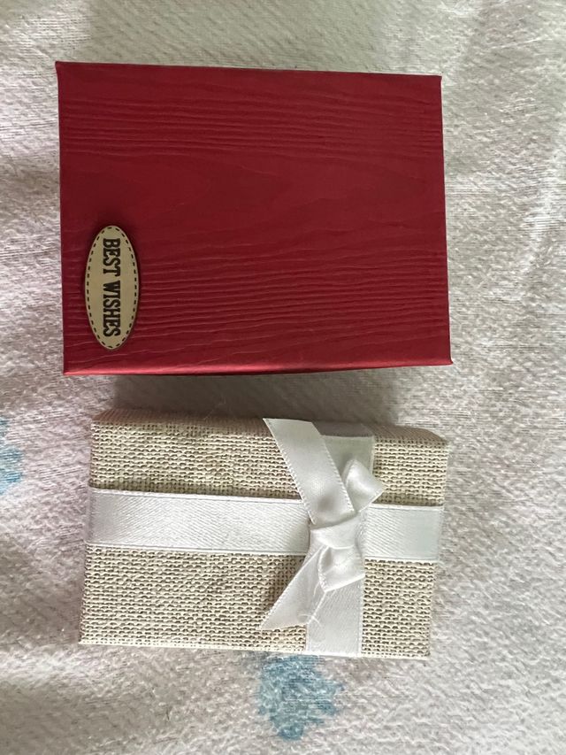 Colgante y pendientes de aro plateados