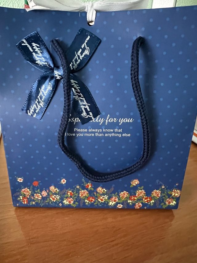 Colgante y pendientes de aro plateados