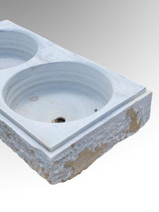 Antigua pila o lavabo de mármol de dos senos