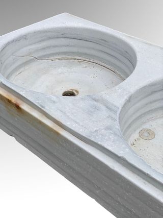 Antigua pila o lavabo de mármol de dos senos