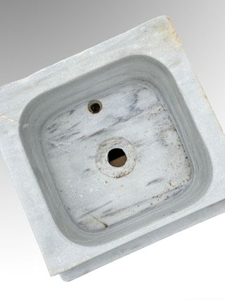 Pila antigua de mármol