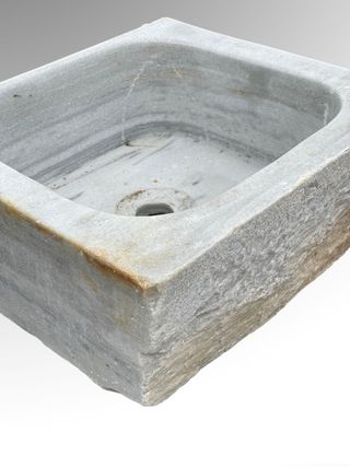 Pila antigua de mármol