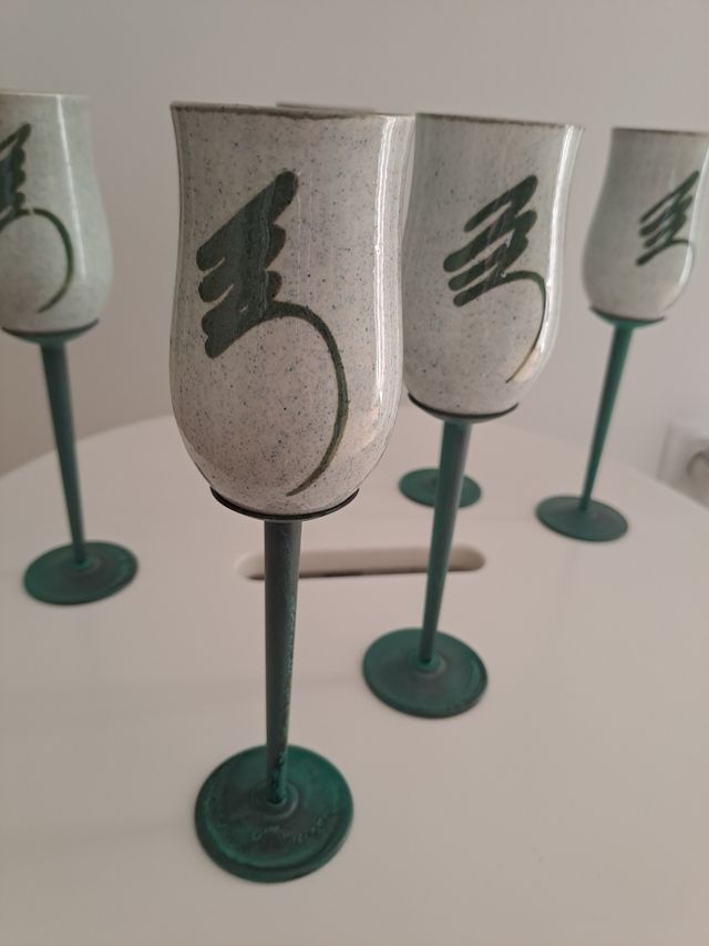 Copas hechas a mano de cerámica y metal