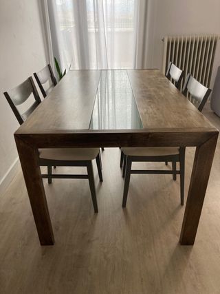 Mesa de comedor de madera +cuatro sillas.