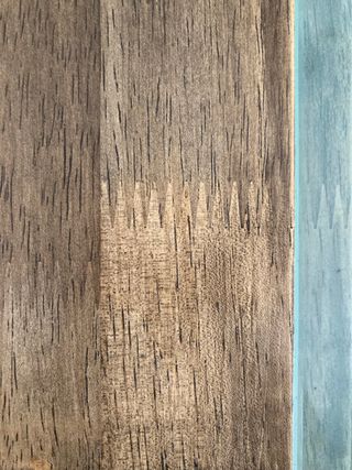 Mesa de comedor de madera +cuatro sillas.