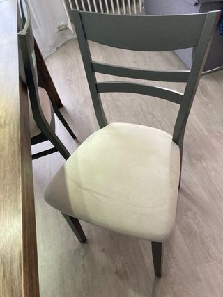 Mesa de comedor de madera +cuatro sillas.