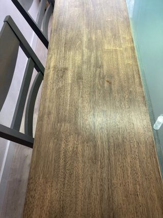 Mesa de comedor de madera +cuatro sillas.