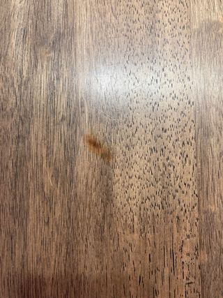 Mesa de comedor de madera +cuatro sillas.