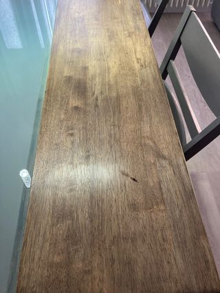 Mesa de comedor de madera +cuatro sillas.