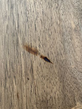 Mesa de comedor de madera +cuatro sillas.