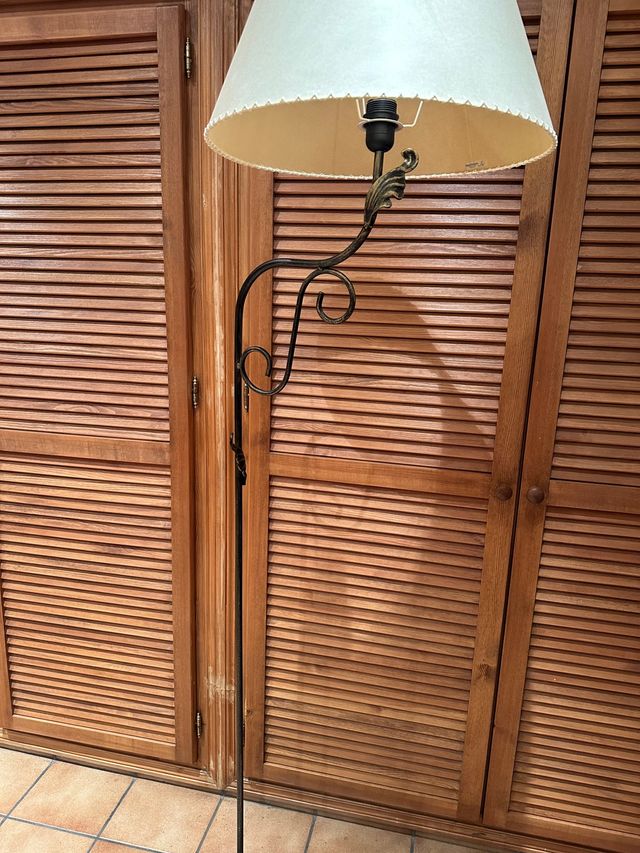 Lámpara de pie de bronce