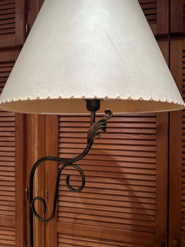 Lámpara de pie de bronce