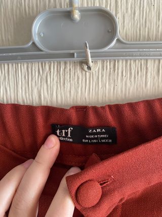 Pantalón rojo - Zara