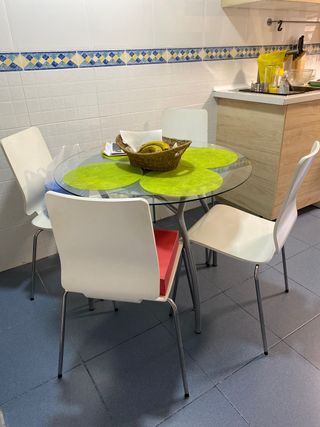 Mesa con cuatro sillas