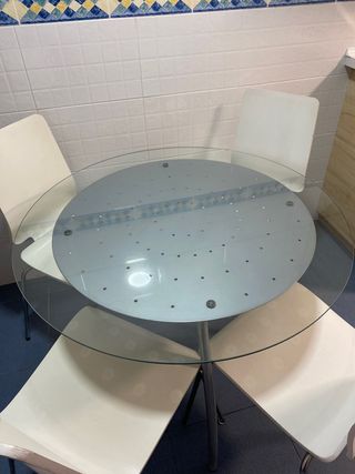Mesa con cuatro sillas