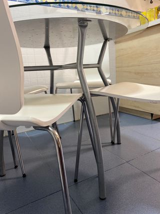 Mesa con cuatro sillas