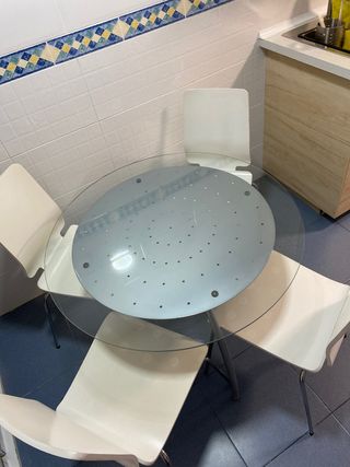 Mesa con cuatro sillas