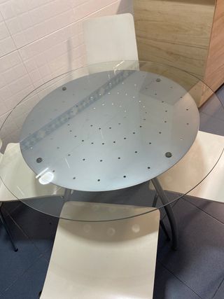 Mesa con cuatro sillas