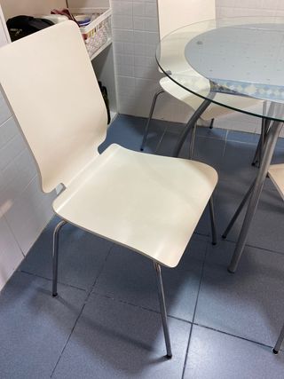 Mesa con cuatro sillas