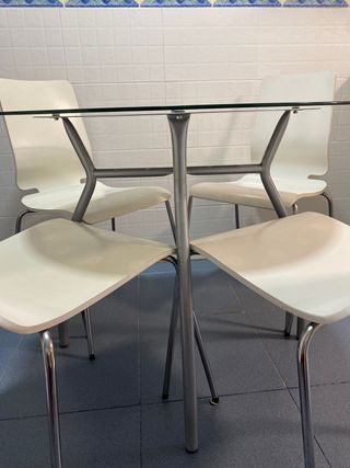 Mesa con cuatro sillas