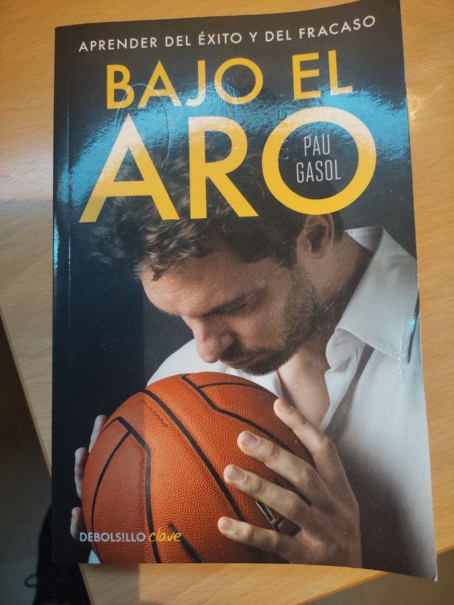 Bajo el aro de Pau Gasol
