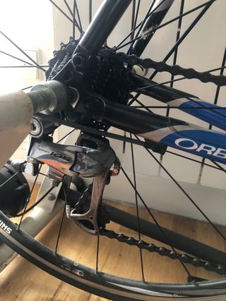 Bicicleta de carreras Orbea con rodillo