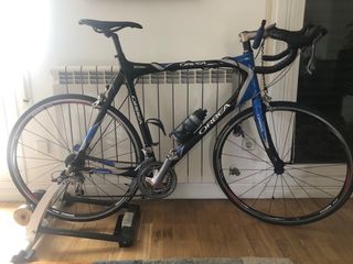 Bicicleta de carreras Orbea con rodillo