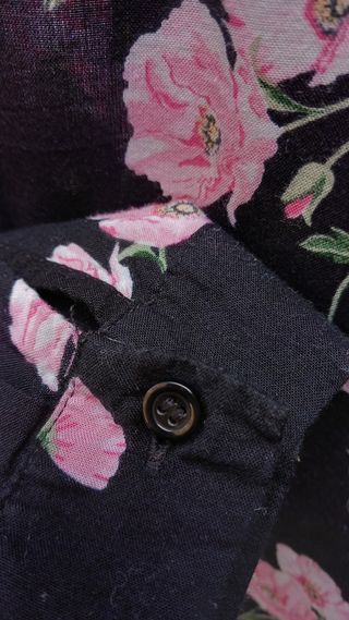 Camisa negra de flores H&M