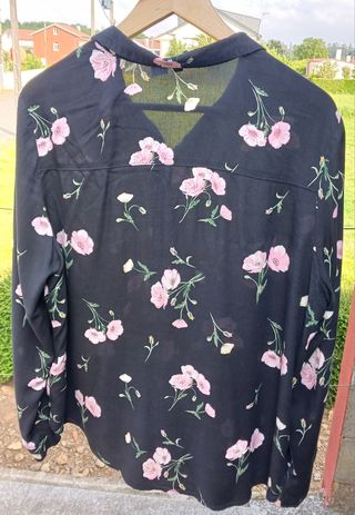 Camisa negra de flores H&M