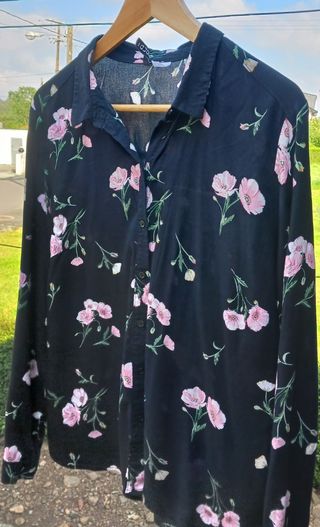 Camisa negra de flores H&M