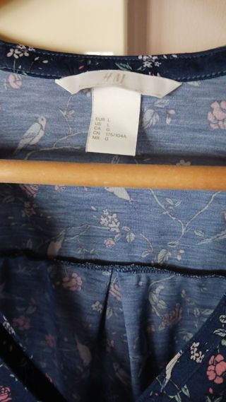 camisa azul de flores y pájaros h&m