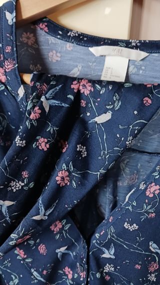 camisa azul de flores y pájaros h&m