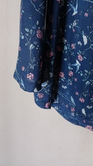 camisa azul de flores y pájaros h&m