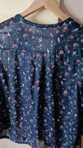 camisa azul de flores y pájaros h&m