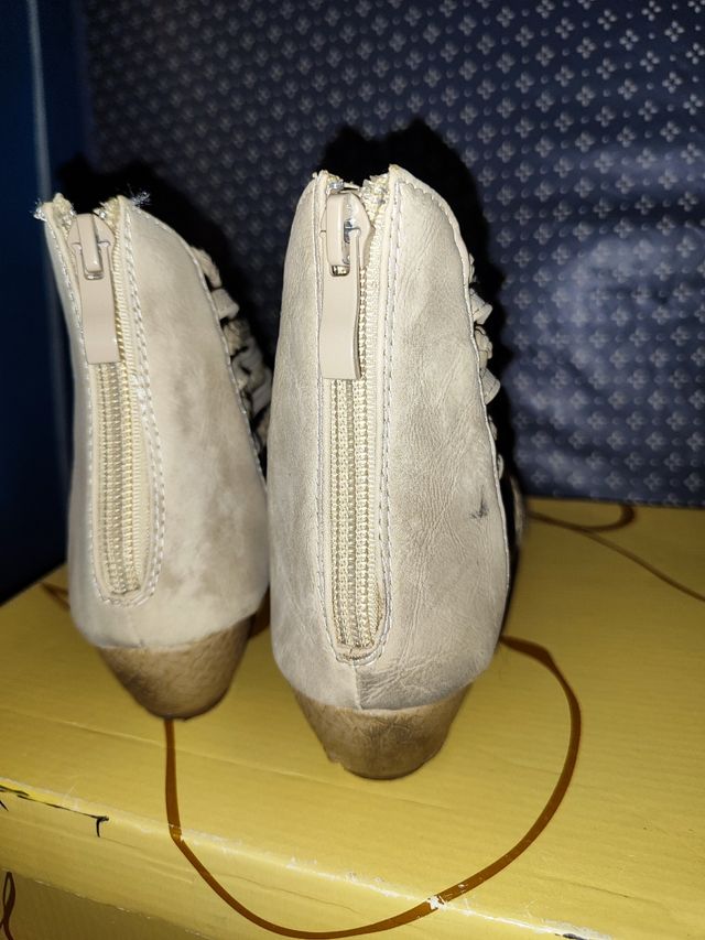 sandalias en color beige