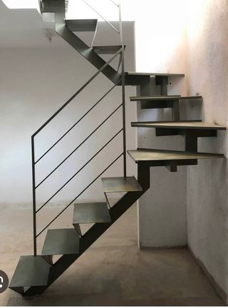 Herrero soldador carpintería metálica