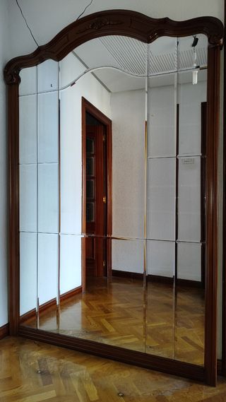 Gran espejo con marco de madera tallada vintage