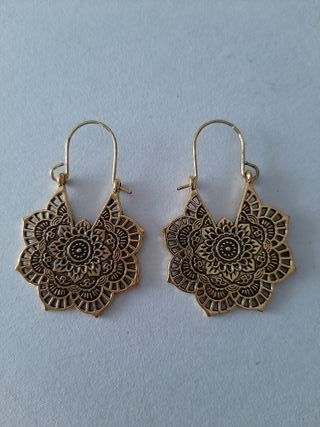 Pendientes dorados de estilo boho mandalas