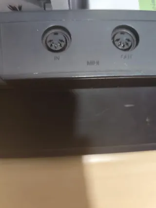 Teclado Yamaha PSR47 con entrada y salida MIDI.