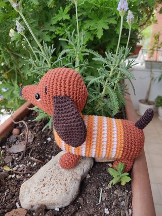 Perro salchicha a crochet.