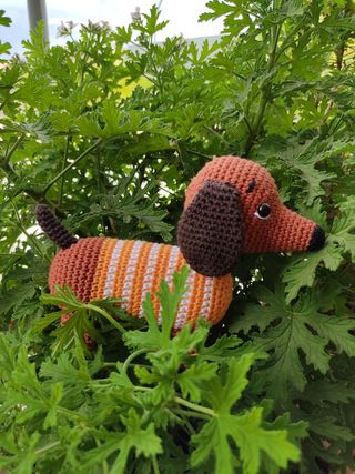 Perro salchicha a crochet.
