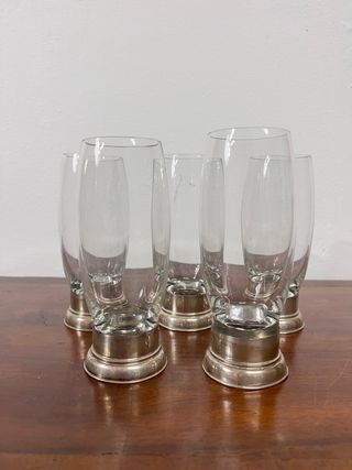 Set di 5 bicchieri da liquore con base in metallo.