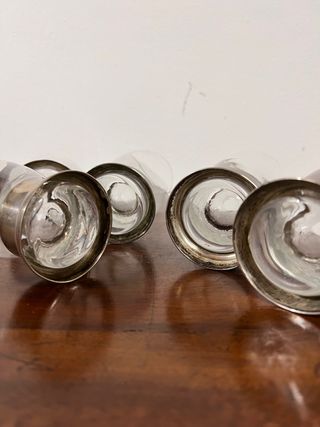 Set di 5 bicchieri da liquore con base in metallo.
