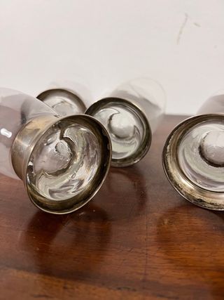Set di 5 bicchieri da liquore con base in metallo.