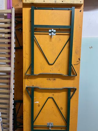 Mesa y 2 bancos