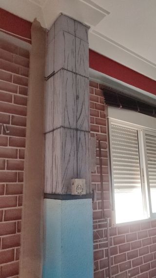 Pintor Aerografista pinta ladrillos en paredes