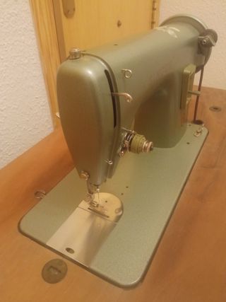 Máquina de coser Singer antigua con mesa de madera