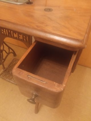 Máquina de coser Singer antigua con mesa de madera