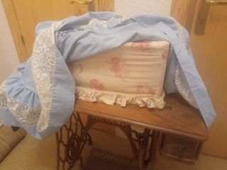 Máquina de coser Singer antigua con mesa de madera