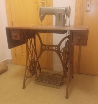 Máquina de coser Singer antigua con mesa de madera